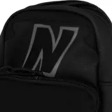Mochila negra pequeña con logo "N" en gris y logo "New Balance" en blanco.