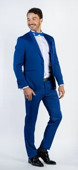 Traje de ceremonia Florenzi modelo Bacoli, compuesto por saco y pantalón en color azul. El saco presenta solapa tipo chal en raso, cierre de un botón forrado y corte slim fit. El pantalón es de corte recto al tono.