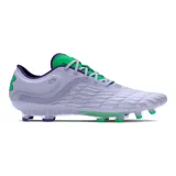 Championes de fútbol Under Armour Clone Magnetico Elite 3.0, color gris claro con detalles en verde brillante y violeta. Presentan tecnología UA Clone en la parte superior para un ajuste personalizado, impresión 3D para mayor control del balón, talón moldeado y suela ligera con tacos optimizados para tracción.