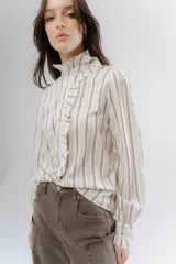 Camisa de corte clásico con estampado de rayas verticales, cuello alto con volados frontales y mangas largas con puños con volados.