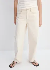 Jeans de corte relaxed fit color marfil, de tiro medio con bolsillos delanteros y traseros.