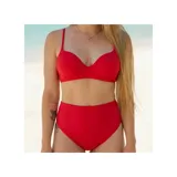 Conjunto de bikini amarillo liso de tiro medio, compuesto por un corpiño con aro y tirantes regulables, y una bombacha tipo culotte de cobertura media.