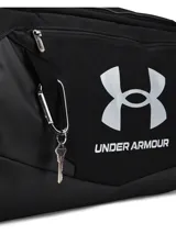Bolso deportivo Under Armour Undeniable 5.0 MD, color negro con logo de la marca en blanco. Cuenta con tecnología UA Storm repelente al agua, paneles resistentes con recubrimiento de TPU, múltiples bolsillos organizadores, compartimento ventilado para calzado o ropa sucia, correa de hombro acolchada extraíble y asas superiores.