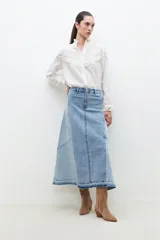 Camisa blanca de manga larga con cuello mao y puntilla calada en el frente y puños.