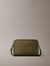 Cartera cruzada de piel sintética color verde oliva, con silueta rectangular y bordes pespunteados. Presenta un monograma tonal de Calvin Klein grabado en relieve en la parte delantera. Incluye correa ajustable para llevar al hombro o cruzada y cierre de cremallera superior.