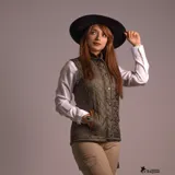 Chaleco marrón capitoneado impermeable, con cuello alto y cierre frontal con botones a presión.