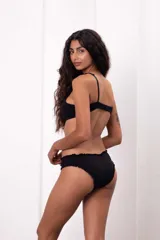 Bombacha vedetina color beige de algodón suave con terminaciones fruncidas.