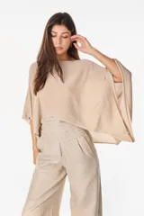 Blusa tejida marrón con hilo brillante Lurex, de corte holgado, mangas amplias y escote bote.