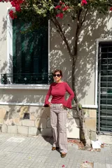 Remera de algodón color bordó, con mangas largas estilo oxford que presentan un diseño acampanado en los puños y escote bote.