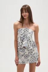 Top strapless de viscosa con estampado de azulejos en tonos azul y blanco. Presenta un diseño con cuello halter, detalle de fruncido central y un lazo decorativo en el frente.