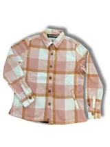 Camisa leñadora de franela a cuadros blancos, verdes, rojos y azules, con cuello clásico, cierre con botones de madera y corte recto.