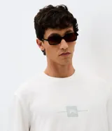 Remera de algodón y poliéster color blanco, con cuello redondo, mangas cortas y calce holgado. Presenta una estampa frontal minimalista con diseño de sol y lettering en relieve.