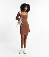 Vestido corto color rosado, de escote recto, con breteles finos y confeccionado en algodón con elastano.