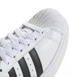 Championes adidas Superstar de diseño clásico, con exterior de cuero sintético blanco, las icónicas tres tiras laterales en negro y puntera de goma reforzada.