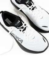 Championes Hoka Bondi 8 blancos con detalles en negro.