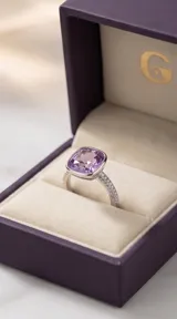 Anillo de plata 925 con cristal cuadrado facetado color amatista y banda decorada con circonias.