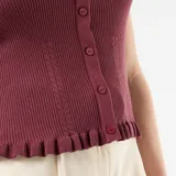 Musculosa acanalada de punto color bordó, con escote cuadrado y cartera de botones frontal decorativa con terminación de volados en el ruedo.