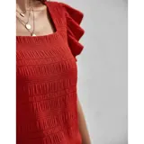Blusa de color amarillo con textura fruncida, cuello cuadrado y mangas cortas con volados.