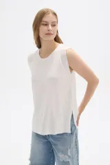 Remera blanca sin mangas con textura acanalada y corte holgado.