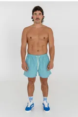 Short de baño celeste con cintura elástica y cordón ajustable.
