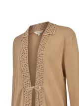 Cardigan abierto de punto color tostado, con cuello solapa, detalles calados en la botonera frontal y tira para atar en el centro del pecho. Cuenta con mangas largas.