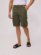 Bermuda cargo color verde militar, confeccionada en algodón y elastano, con bolsillos laterales tipo cargo y bolsillos delanteros y traseros.