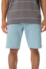 Bermuda de jean celeste, corte recto, largo hasta la rodilla, con costuras contrastadas, parche trasero de ecocuero con logo y confeccionada en Uruguay.