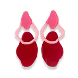 Aros colgantes con formas geométricas irregulares en color rojo, rosa y rosa claro.