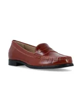 Mocasines de cuero color marrón coñac, diseño clásico tipo penny loafer con costuras visibles y suela plana con pequeño tacón.