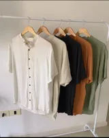 Camisa de lino blanca con cuello mao y manga corta.