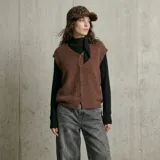 Gorro tipo gorra con visera, confeccionado en tejido de textura peluda con estampado animal print de leopardo en tonos marrones.