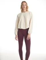 Legging de tiro alto confeccionada en algodón elástico con cintura ancha modeladora. Presenta un calce ajustado y tejido opaco de tacto natural.