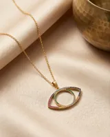 Collar de acero con baño de oro y dije en forma de ojo decorado con circonias multicolor.