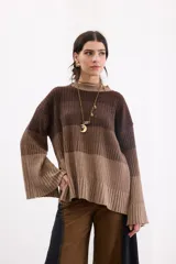 Sweater de punto con diseño en bloques de tonos marrones y tostados, cuello redondo y mangas largas amplias.