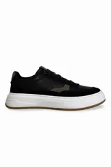 Championes deportivos de estilo urbano, color negro con detalles en gris oscuro, suela de plataforma blanca y base de goma color caramelo.