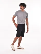 Bermuda cargo color beige, con cintura elástica y cordón ajustable. Presenta bolsillos laterales y bolsillos cargo con solapa en los costados.