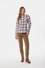 Pantalón de corte recto confeccionado en pana con spandex, que ofrece elasticidad y un ajuste cómodo. Presenta un diseño clásico de cinco bolsillos con cierre frontal y botón.