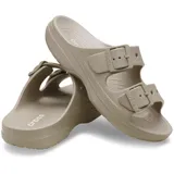 Sandalias Crocs modelo Saturday, color tostado, con diseño de dos tiras con hebillas ajustables y plantilla de espuma Croslite.