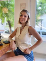 Gargantilla con cordón negro y dije metálico plateado en forma de estribo.