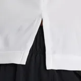 Musculosa deportiva New Balance de mujer, modelo Infinity Propel, en color blanco. Presenta cuello redondo, diseño sin mangas y el logo de la marca estampado en el pecho.