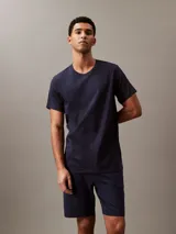 Conjunto de remera de manga corta y short, ambos de color azul marino.