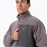 Buzo polar de hombre con media cremallera, confeccionado en microfleece suave. Presenta un diseño de cuello alto, bolsillo frontal con cierre y panel de contraste en nylon ripstop en el pecho con logo de la marca. Cuenta con mangas largas y terminaciones elásticas para un mejor ajuste.