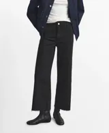 Jeans wide leg negros de tiro medio, con diseño de pernera ancha y terminación desmechada en el bajo.
