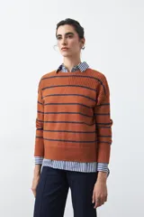 Sweater de tejido de punto con diseño de rayas horizontales en tonos bordó y rojo. Presenta cuello redondo, mangas largas con hombros caídos y terminaciones acanaladas en puños, cuello y ruedo.