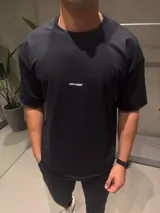 Remera de algodón pesado en color negro, con corte oversize y cuello redondo. Presenta un pequeño logo estampado en el centro del pecho.