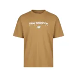Remera New Balance color tostado, de manga corta, cuello redondo y hombros caídos. Presenta un estampado gráfico frontal con el logo de la marca y la palabra "ATHLETICS" en blanco.