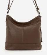Cartera hobo grande de cuero marrón, marca Satinato, con correa ajustable y detalle de tassel lateral.