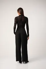 Pantalón sastre negro de corte ancho con pinzas en la cintura y bolsillos laterales.