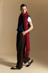 Pantalón de vestir negro con corte recto y tiro medio-alto, confeccionado con líneas sastreras limpias y bolsillos laterales.