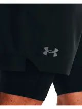 Short deportivo 2 en 1 Under Armour, compuesto por un short exterior tejido ultraligero y un short de compresión integrado. Presenta paneles perforados para ventilación, bolsillos laterales y cintura con cordón ajustable.